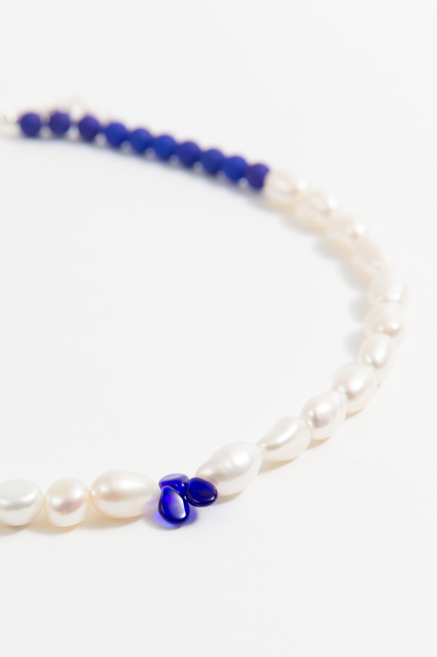 The blue one pearl necklace